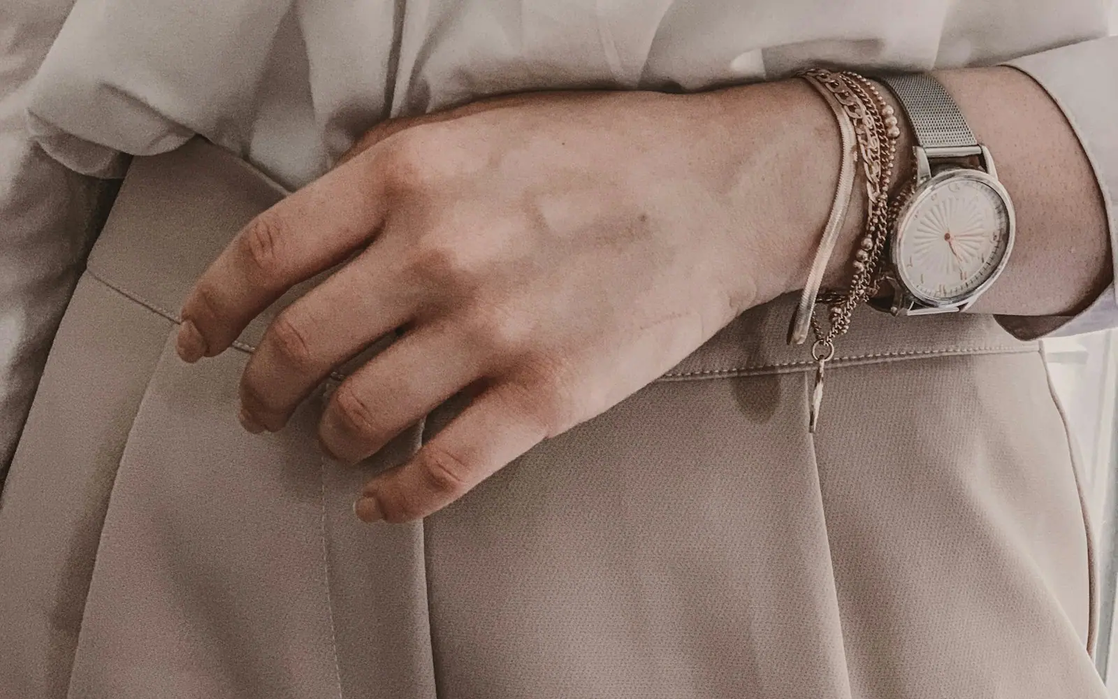 Muñeca con pulseras finas