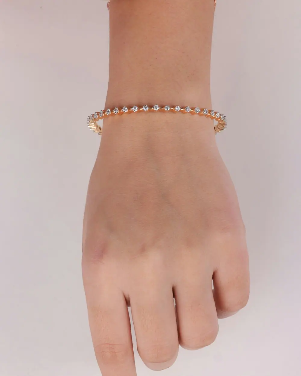 Mano con pulsera fina