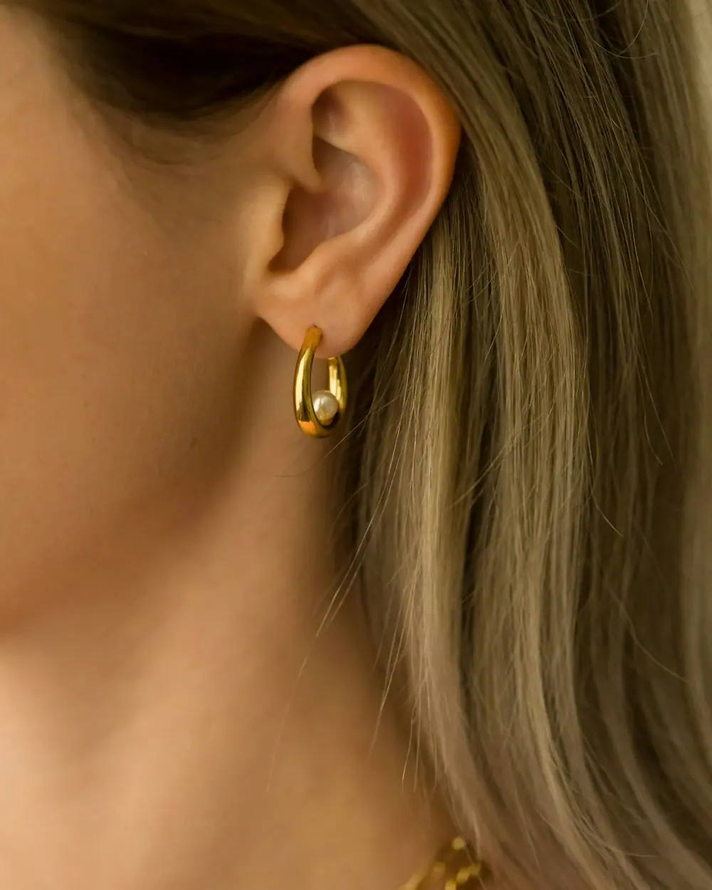 Oreja con argolla dorada